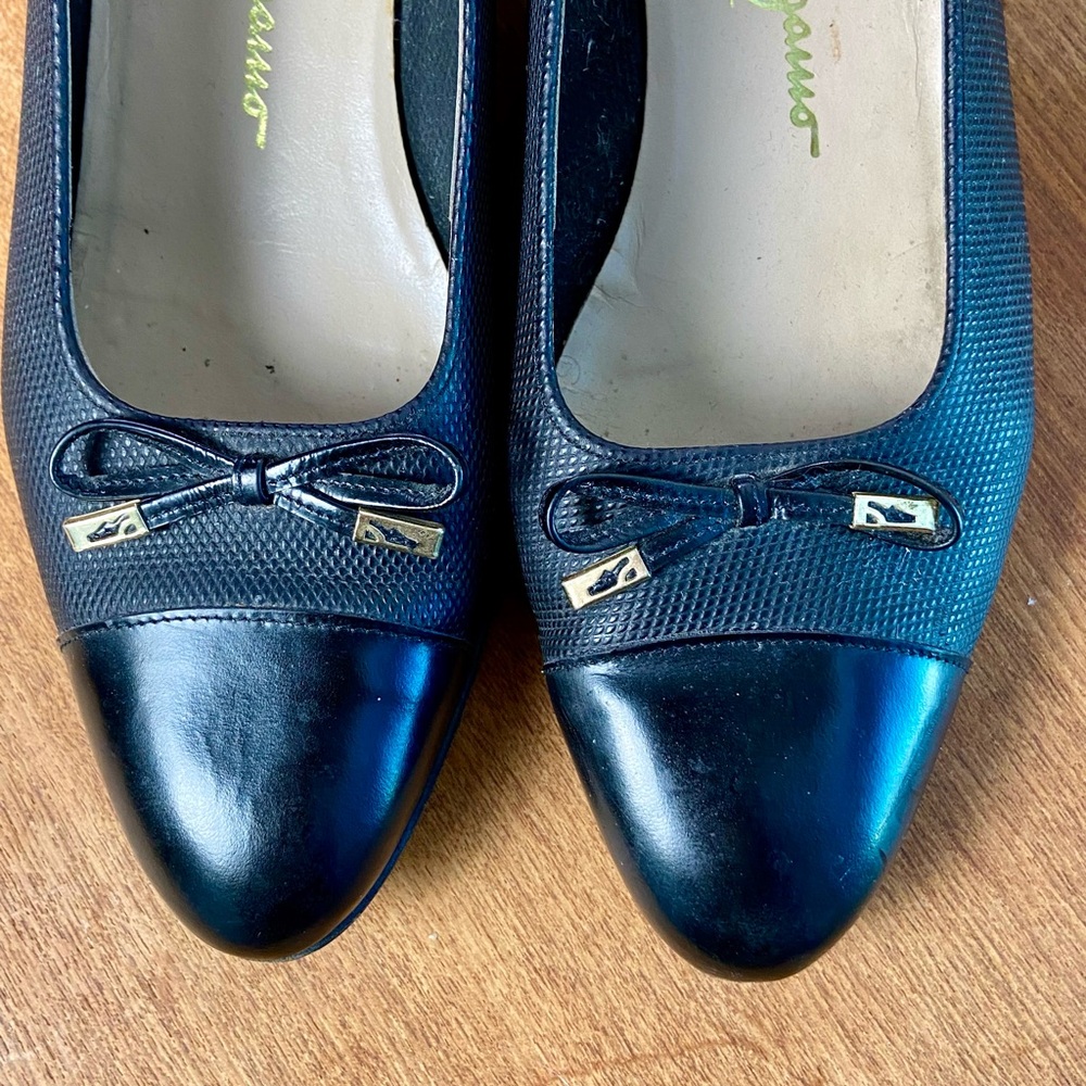 Vintage 1990s Salvatore Ferragamo Classic Luxury Black Leather Bow Heeled Pumps - Picture 8 of 13